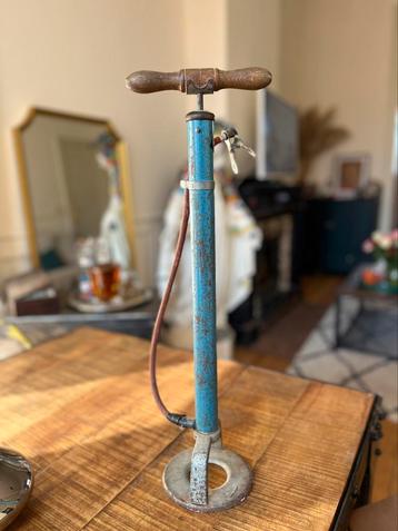 Fietspomp, vintage voor decoratie beschikbaar voor biedingen