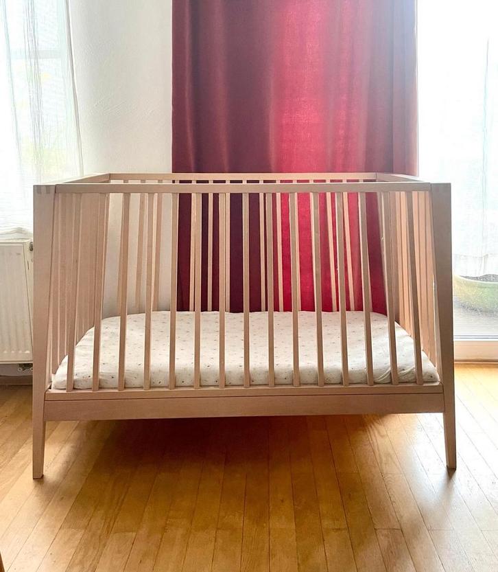 Lit bébé évolutif "Linea by Leander" et matelas Grüne Erde, Kinderen en Baby's, Kinderkamer | Bedden, Zo goed als nieuw, Minder dan 140 cm