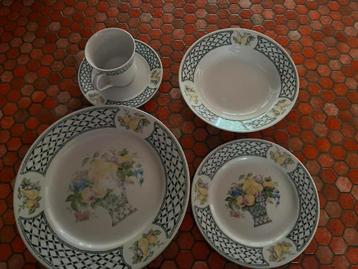 Vintage servies 27 delig beschikbaar voor biedingen