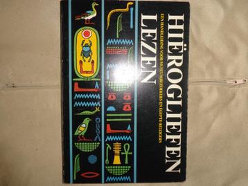 Hierogliefen lezen.  Handleiding voor museumbezoekers beschikbaar voor biedingen