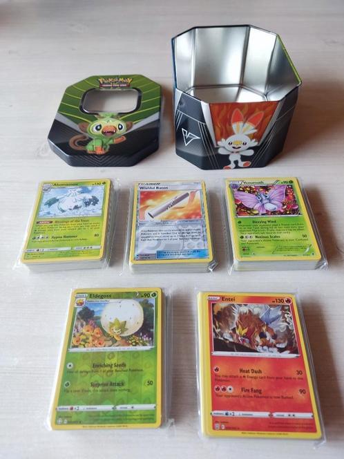 Grookey Tin met 250 Pokemon Kaarten, Hobby & Loisirs créatifs, Jeux de cartes à collectionner | Pokémon, Comme neuf, Plusieurs cartes