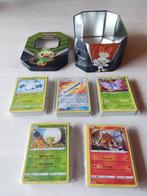 Grookey Tin met 250 Pokemon Kaarten, Foil, Ophalen of Verzenden, Zo goed als nieuw, Meerdere kaarten