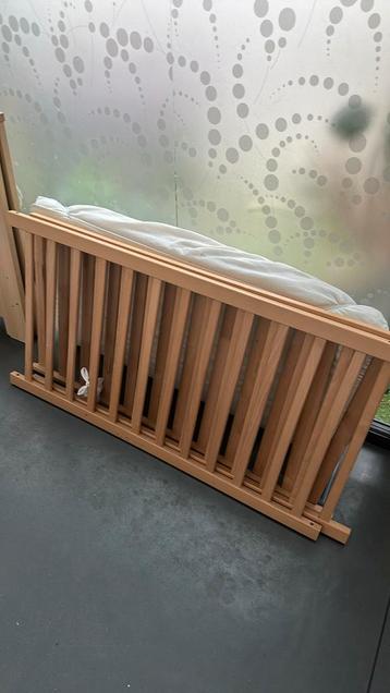 Lit bébé en bon état  De bois  Avec matelas, Enlèvement, Comme neuf