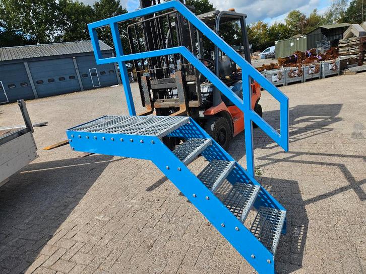 Trap met plateau en leuning Hoog ca 98 cm Totaal breed 57 cm, Doe-het-zelf en Bouw, Ladders en Trappen, Zo goed als nieuw, Trap