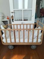 Lit d'enfant sur roulette totalement rénové., Enfants & Bébés, Parcs, Enlèvement