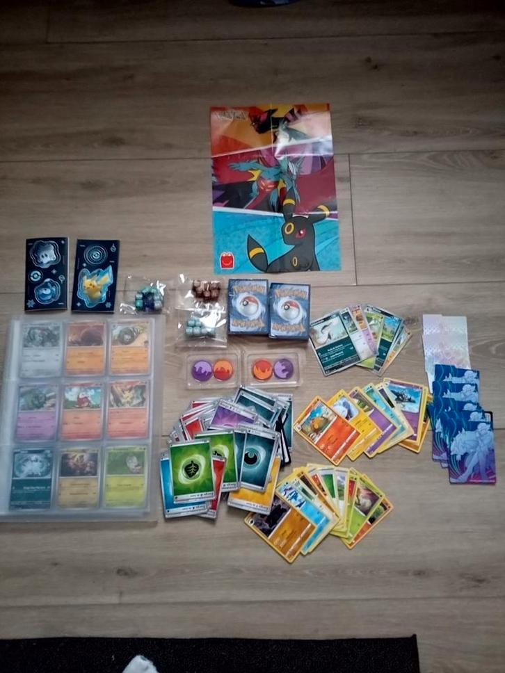 Set van meer dan 200 Pokémon-kaarten + spel (zie foto's), Hobby en Vrije tijd, Verzamelkaartspellen | Pokémon, Zo goed als nieuw