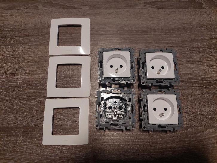 4 prises blanches avec photos Legrand, Bricolage & Construction, Électricité & Câbles, Neuf, Interrupteur, Interrupteur, Enlèvement