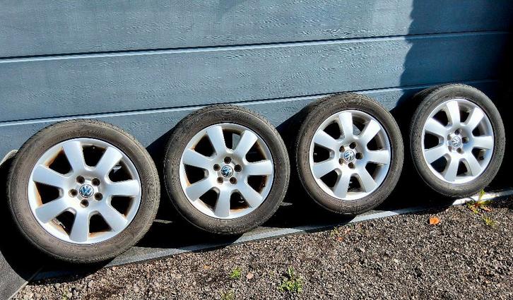 Belles jantes alu originales VW (5x100) avec pneus lisses., Auto-onderdelen, Banden en Velgen, Velg(en), Zomerbanden, 16 inch