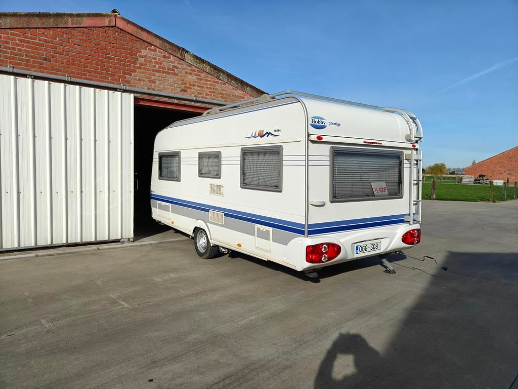 Caravan Hobby 495 prestige, Caravans en Kamperen, Caravans, Particulier, tot en met 5, 1000 - 1250 kg, Rondzit, Hobby, Frans bed
