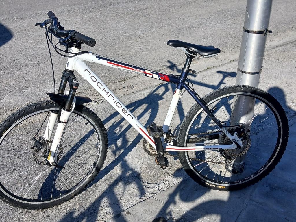 A vendre vélo vtt decathlon full équipée 26 pouces bon état, Vélos & Vélomoteurs