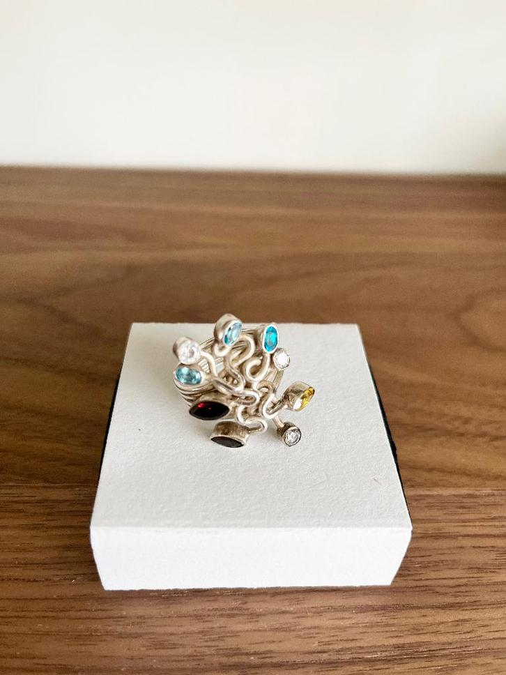 Vintage design zilveren ring met edelsteentjes, Handtassen en Accessoires, Ringen, Gebruikt, Dame, 20 of groter, Zilver, Zilver