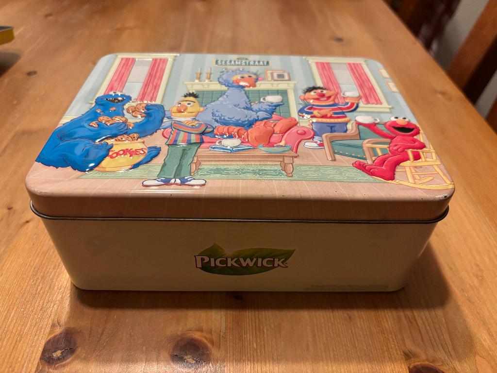 Pickwick Sesamstraat Koekblik met reliëf deksel blik, Collections, Boîte en métal, Utilisé, Biscuits, Pickwick, Enlèvement ou Envoi