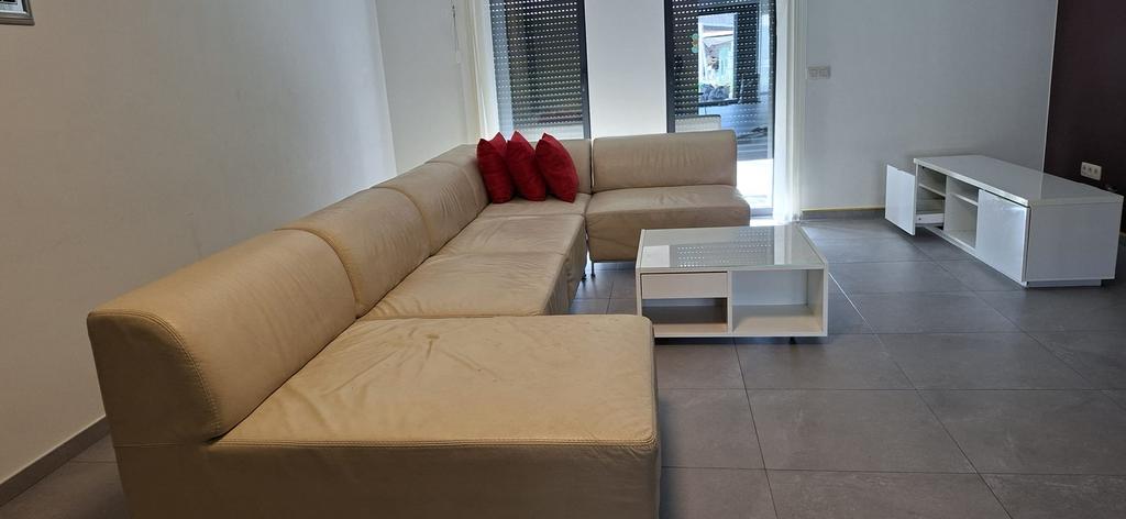 Gratis Zetel, Salontafel , Tv kast +3 kussens, Ophalen, 100 tot 125 cm, Hoekbank, 300 cm of meer