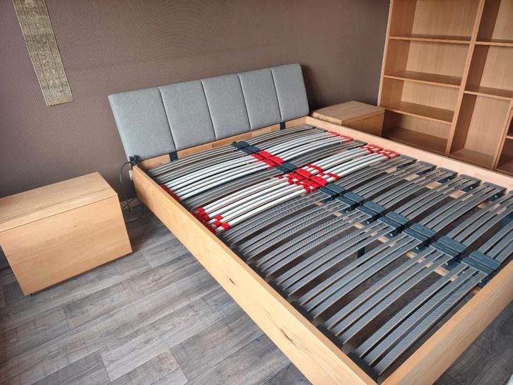 Lit en bois massif  "NATURA" 160x200 + 2 tables de chevet, Maison & Meubles, Chambre à coucher | Lits, Comme neuf, Deux personnes