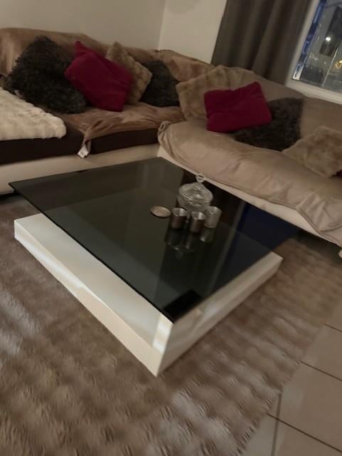 Télévision et table basse modernes, Comme neuf, Enlèvement, Rectangulaire, 50 à 75 cm