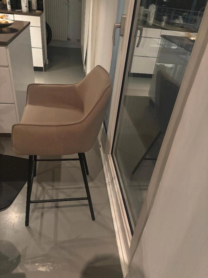 Verkoop hoge stoelen (4x), Huis en Inrichting, Barkrukken, Gebruikt, 90 cm of meer, Kunststof, Metaal, 4 krukken, Ophalen