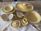 Geel koffie- en eetservies, Huis en Inrichting, Keuken | Servies, Ophalen, Zo goed als nieuw, Porselein, Compleet servies