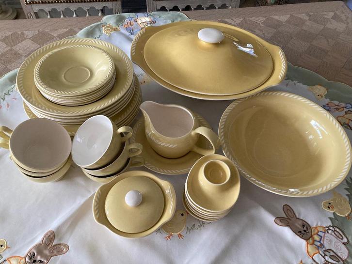 Geel koffie- en eetservies, Huis en Inrichting, Keuken | Servies, Zo goed als nieuw, Compleet servies, Porselein, Ophalen