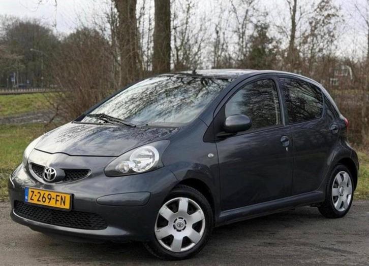TOYOTA AYGO 2008, Autos, Toyota, Entreprise, Aygo, Essence, Euro 3, Hatchback, 4 portes, Boîte manuelle, Argent ou Gris, Noir