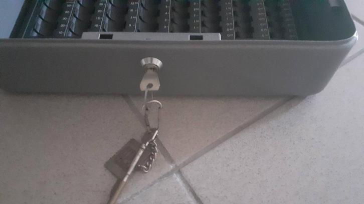 Atlanta Arokas 246 40 tirelire, Articles professionnels, Aménagement de Bureau & Magasin | Caisses & Systèmes de paiement, Enlèvement