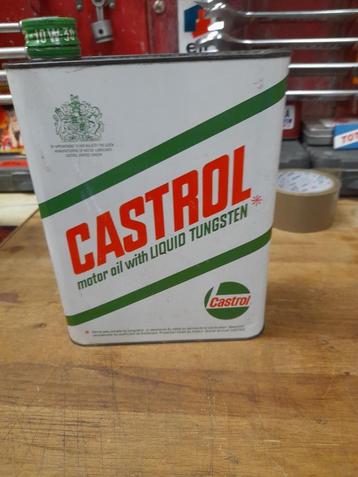 oud leeg blikje met vloeibare wolfraamolie van Castrol beschikbaar voor biedingen