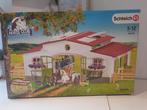Schleich paardenstal, met accessoires en enkele paardjes, Ophalen