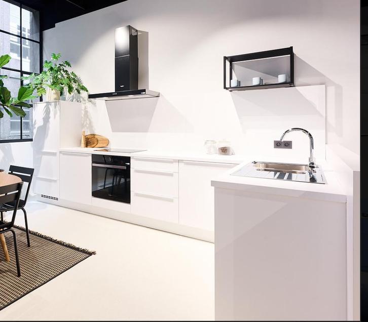 Keuken EXPO keuken: Nobilia + Whirlpool, Huis en Inrichting, Keuken | Complete keukens, Nieuw, Hoekkeuken, Wit, Kunststof, Ophalen