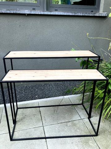 Two wooden nesting tables  disponible aux enchères