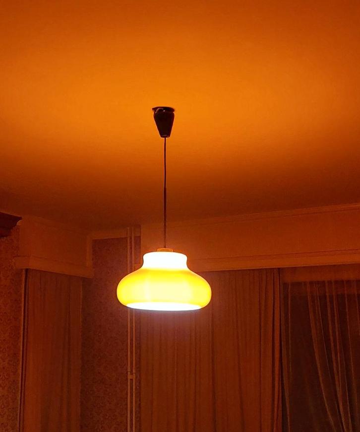 Oranje vintage hanglamp opaal glas, Huis en Inrichting, Lampen | Hanglampen, Gebruikt, 50 tot 75 cm, Glas, Ophalen