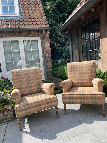 Twee comfortabele fauteuils in goede staat met gebruiksporen beschikbaar voor biedingen