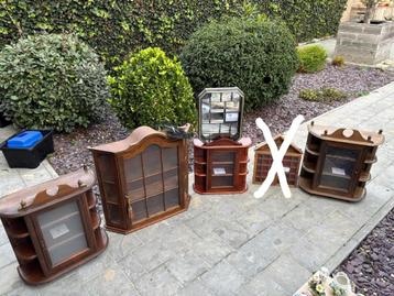 Lot hangkastjes in goede staat beschikbaar voor biedingen