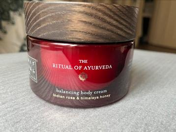 Crème pour le corps RITUAL OF AYURVEDA. 220 ml