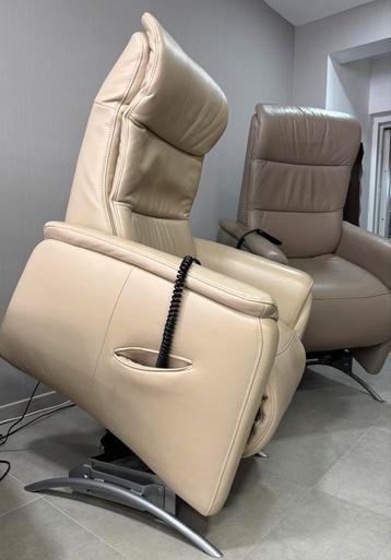 2 elektrische rekaxzetels Hukla met opstafunctie, leder! beschikbaar voor biedingen