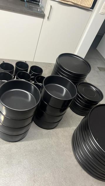 Minimalistische matzwarte servies set beschikbaar voor biedingen