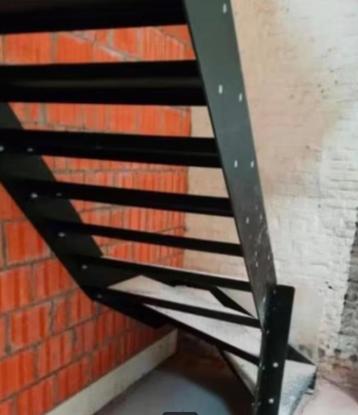 zwarte industrie trap beschikbaar voor biedingen