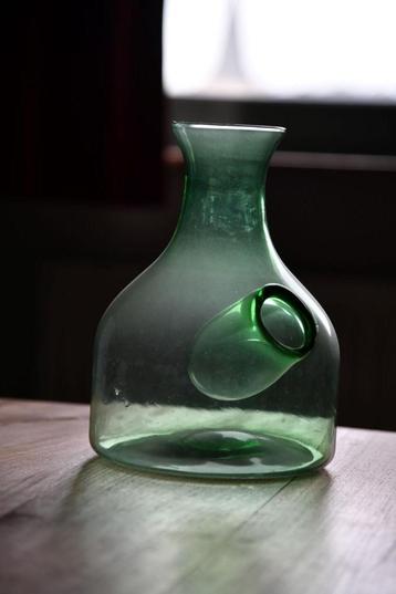 Retro antieke oude glazen drankenkoelfles beschikbaar voor biedingen