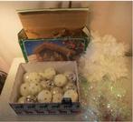 Mooie Houten Kerststal met retro Kerstballen en slingers, Diversen, Kerst, Ophalen of Verzenden, Zo goed als nieuw