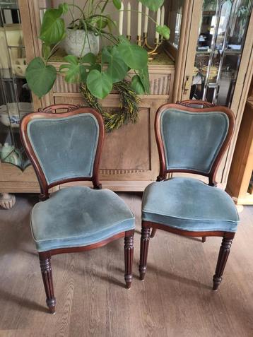 Twee gerestaureerde antieke stoelen variante Louis-Philippe  beschikbaar voor biedingen