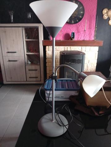 Kleine vloerlamp met leeslampje beschikbaar voor biedingen