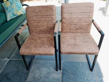 Twee zetels of stoelen in skai of kunstleer beschikbaar voor biedingen