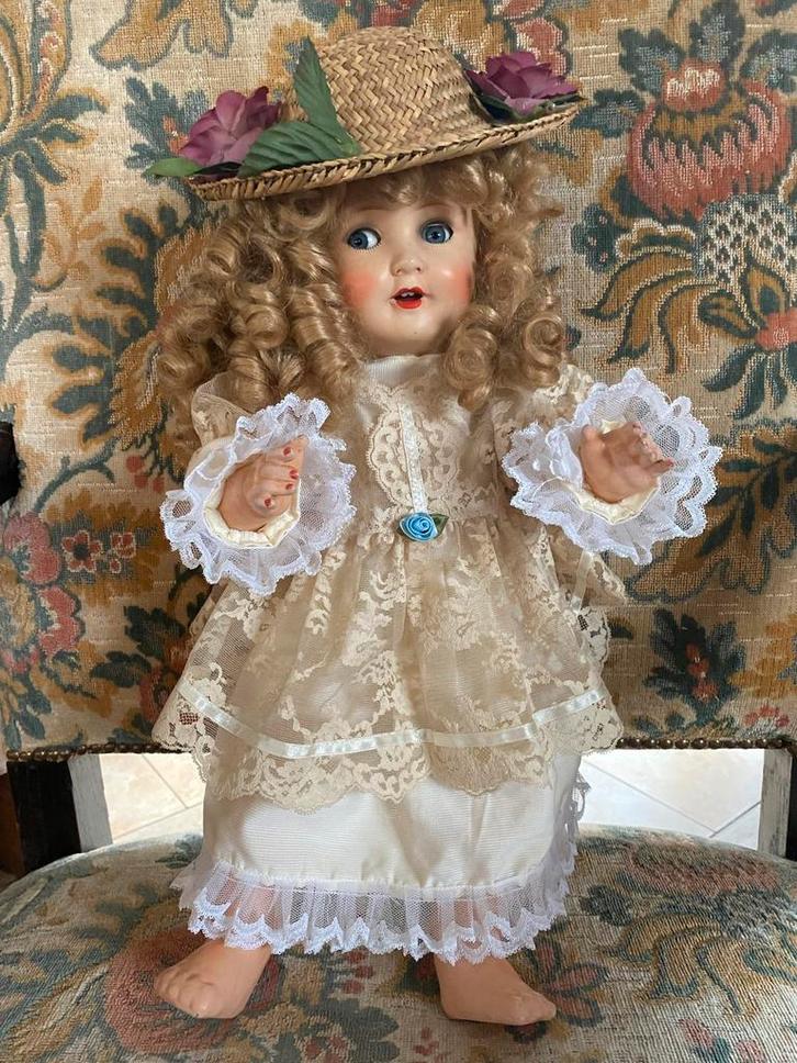 Deze pop is een prachtige antieke porseleinen pop, Verzamelen, Poppen, Pop, Ophalen of Verzenden