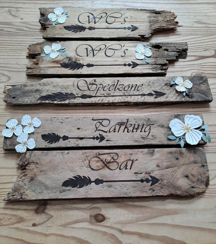 Houten wegwijzers voor tijdens feest, Hobby en Vrije tijd, Feestartikelen, Zo goed als nieuw, Versiering, Ophalen of Verzenden