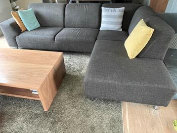 Salon met lounge rechts b 275 L 90/195 H 43 zit 77 rug beschikbaar voor biedingen