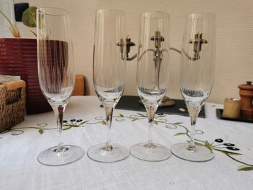 Set van 4 champagne glazen, elegant, fijne gravering. 