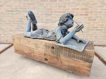 Bronzen jongen liggend op azobé zitbank Leuk set spotprijs! beschikbaar voor biedingen