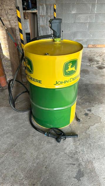 John deere ton met pomp beschikbaar voor biedingen