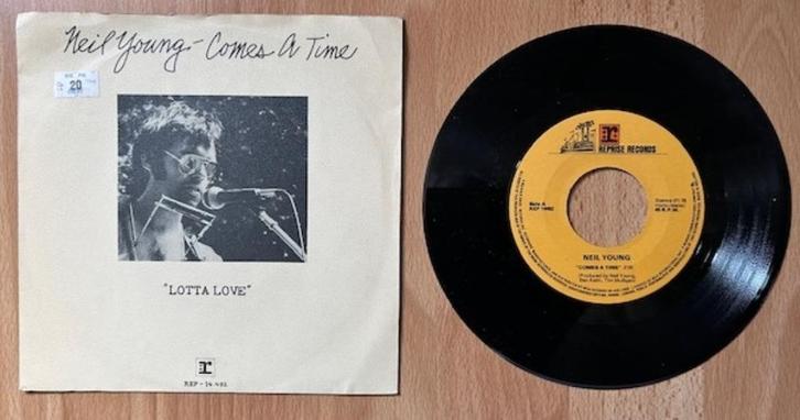 45T SINGLE NEIL YOUNG - COMES A TIME/LOTTA LOVE, Cd's en Dvd's, Vinyl Singles, Zo goed als nieuw, Single, Pop, 7 inch, Ophalen of Verzenden