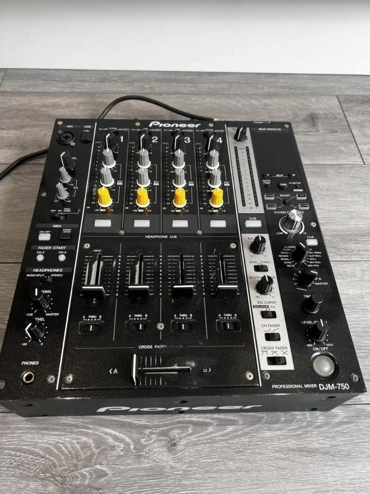 Table de mixage DJ 4 canaux Pioneer DJM 750, Musique & Instruments, Tables de mixage, Utilisé, Enlèvement ou Envoi