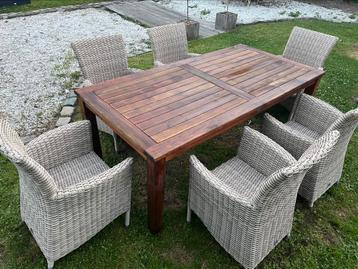 Teak tafel en 6 stoelen beschikbaar voor biedingen