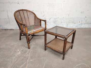 Vintage rotan zeteltje en bijzettafel beschikbaar voor biedingen